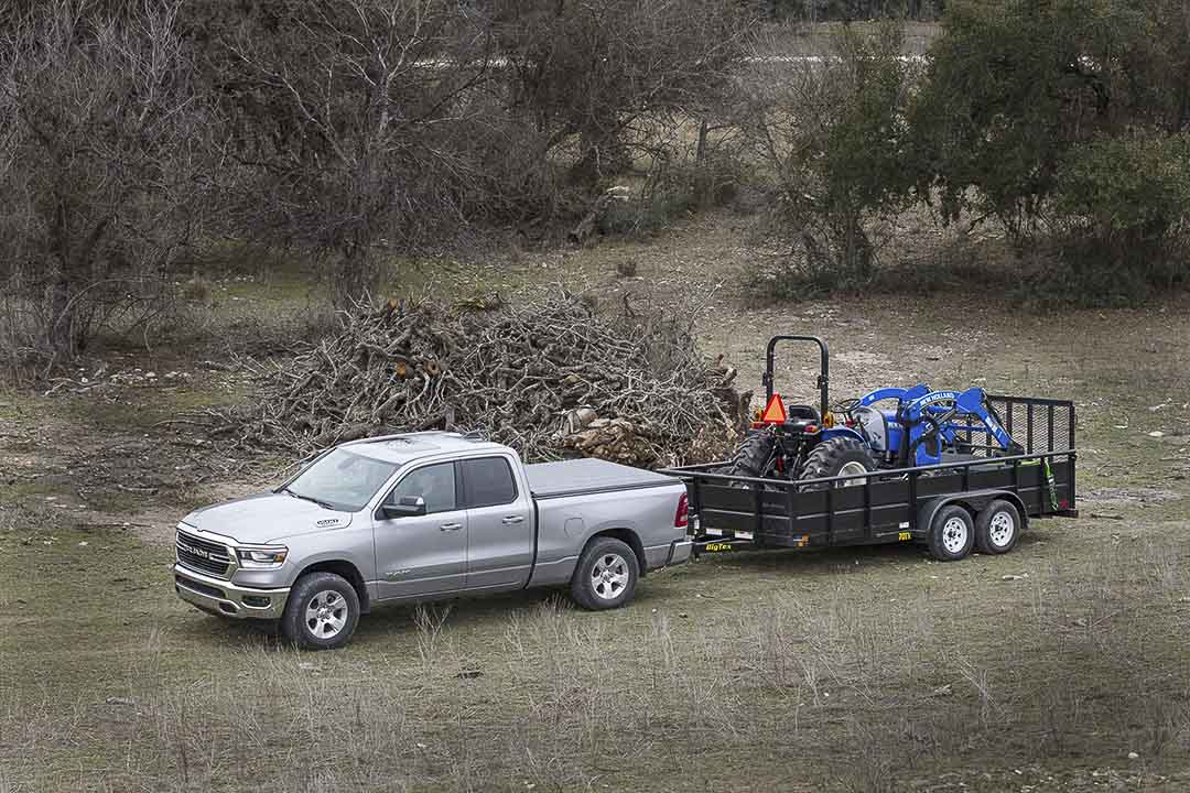 vue latérale du RAM Big Horn 1500 2021 avec une remorque