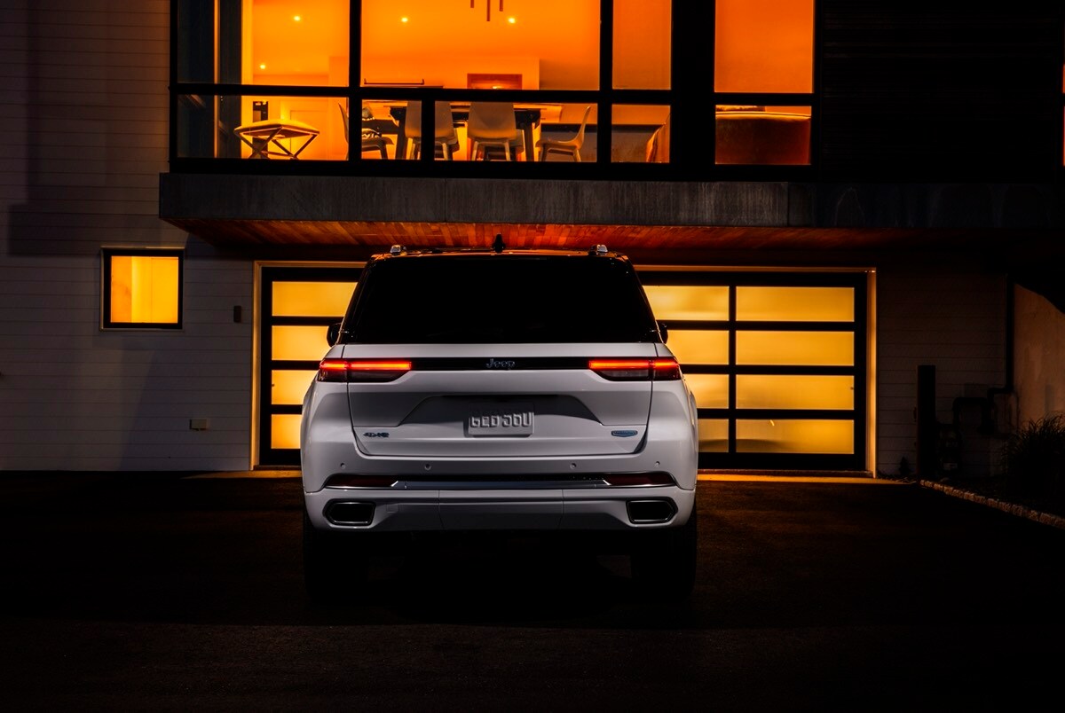 vue arrière du Jeep Grand Cherokee Summit Reserve 2022