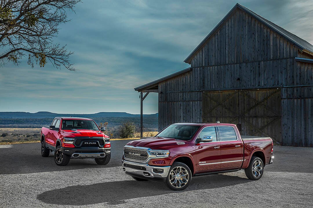 vue avant du RAM 1500 Rebel 2022 (gauche) et vue latérale du RAM 1500 Limited 2022 (droite)