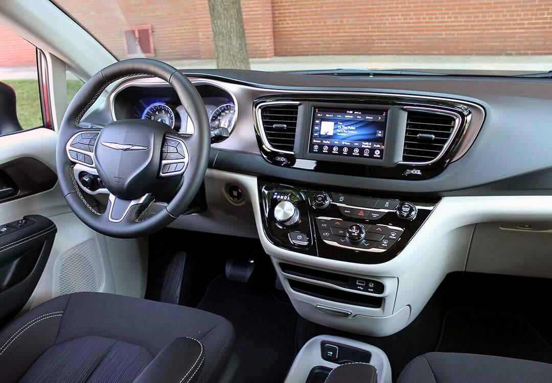 vue du volant et de la planche de bord de la Chrysler Grand Caravan 2022