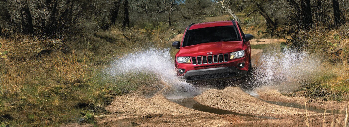 VUS Jeep Compass 2017 en action sur une piste bouetteuse en nature