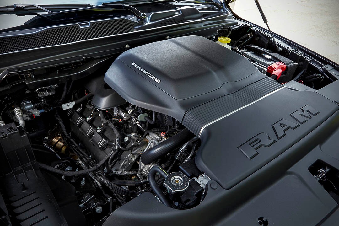 Sous le capot du RAM 1500 Rebel G/T 2022 dévoilant le moteur du camion