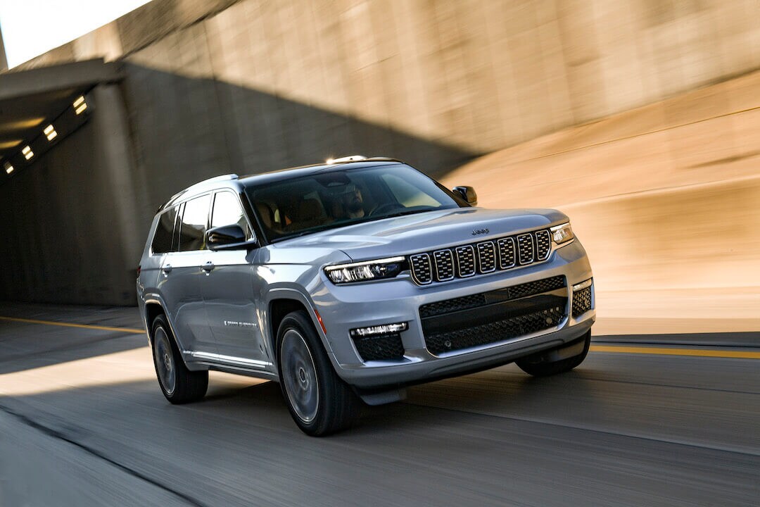 Le Jeep Grand Cherokee L Summit Reserve 2021 roulant sur la route