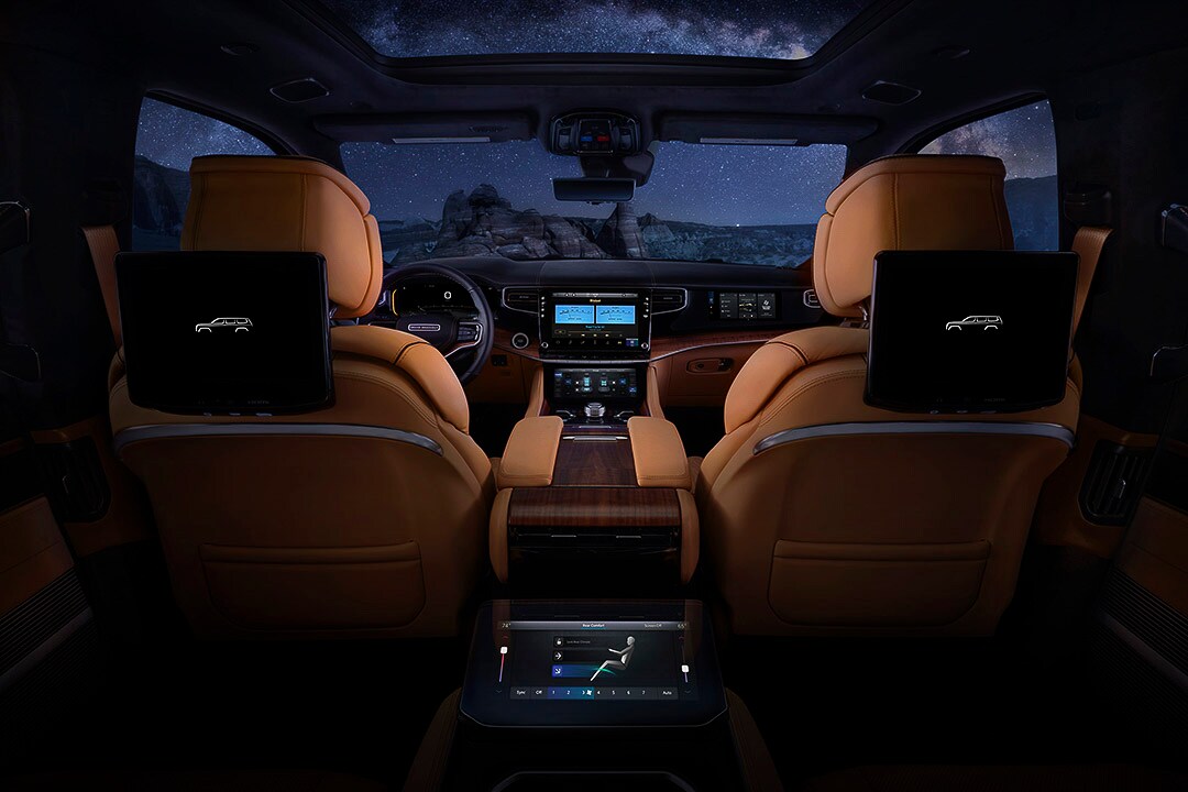 L'habitacle du Jeep Grand Wagoneer 2022 incluant les écrans des dossiers de sièges