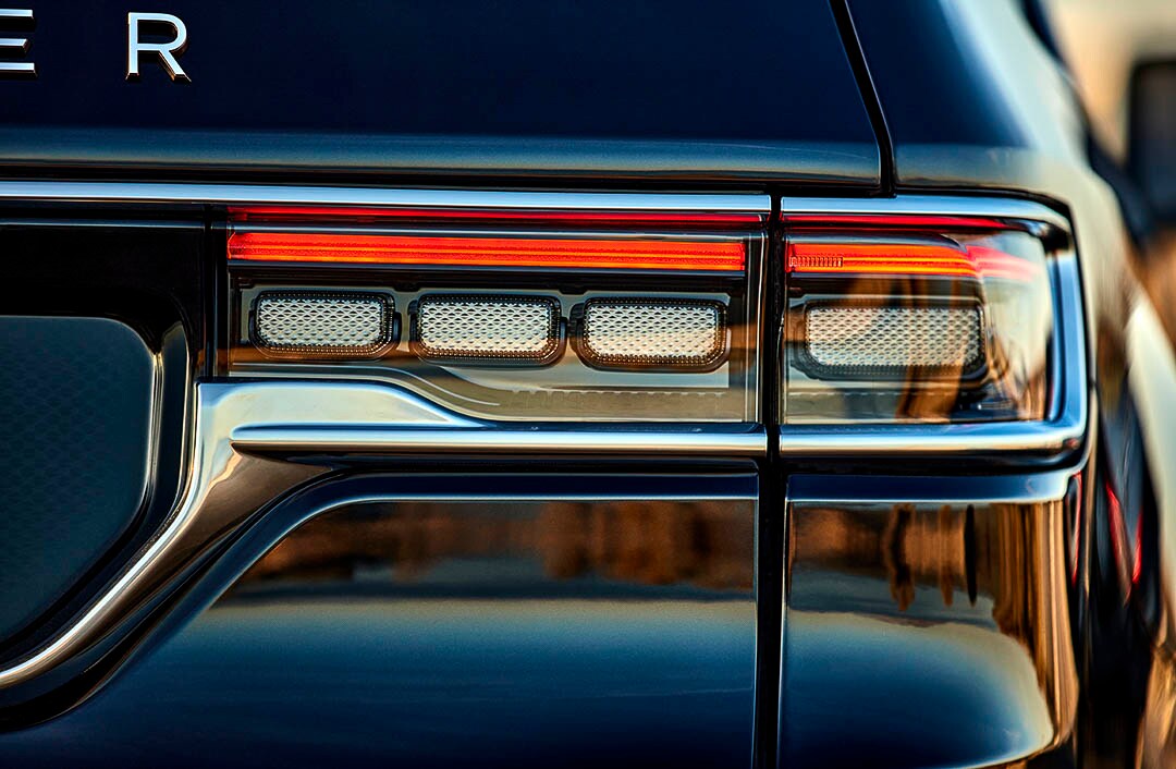 Vue rapprochée du feu arrière à DEL du Jeep Grand Wagoneer 2022