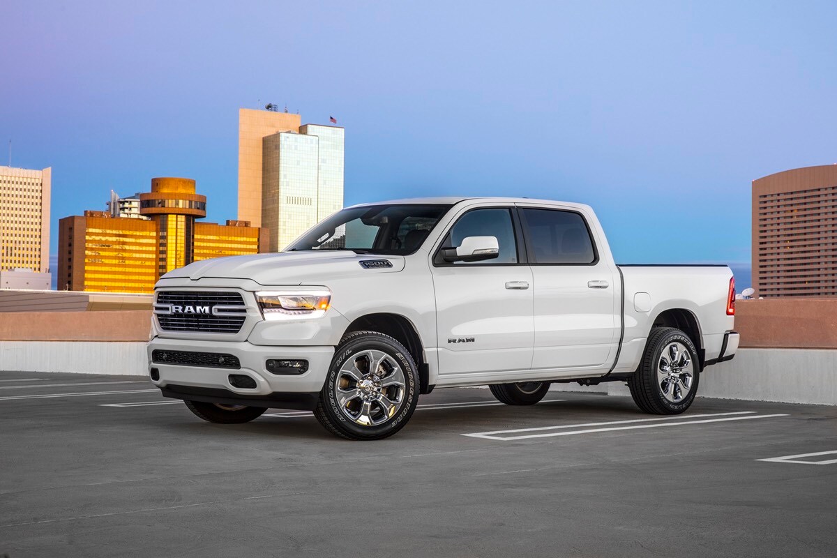 Vue 3/4 latérale du RAM 1500 Big Horn Sport 2022 blanc stationné sur un toit