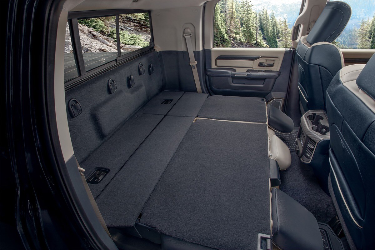 La banquette arrière rabattu du RAM 2500 2022 permettant un plus grand espace de rangement