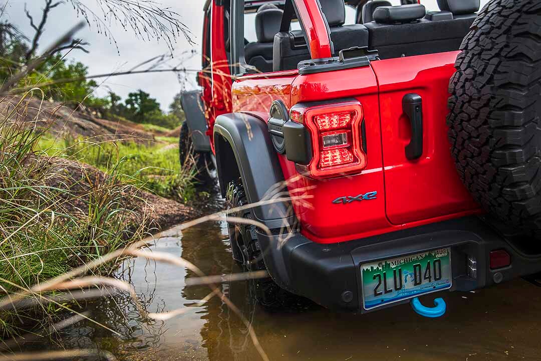 Le crochet arrière du Jeep Wrangler Rubicon 4xe 2021 roulant dans un étang