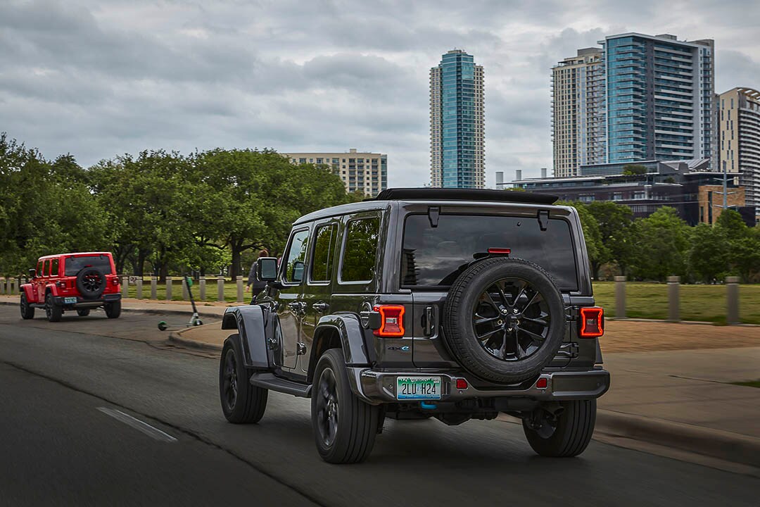 Vue arrière du Jeep Wrangler High Altitude 4xe 2021 roulant en ville