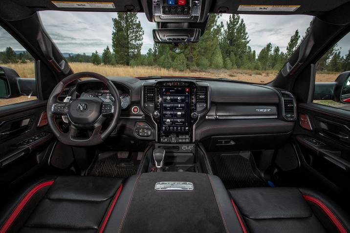 joliette-dodge-ram-1500-2021-TRX-interieur-fiche-technique.jpg cockpit du RAM 1500 TRX 2021 incluant l'écran tactile de 8,4 ou de 12 pouces, volant, sièges avants chauffants et toutes ses autres commodités et technologies