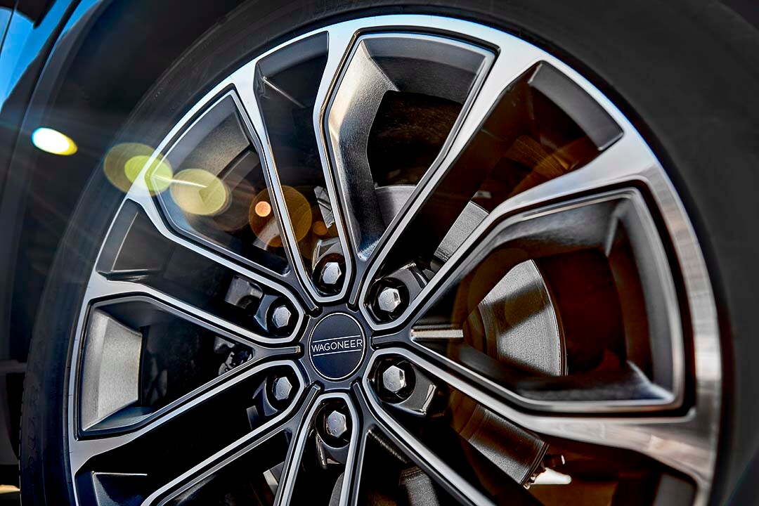 Vue rapprochée de la jante en aluminium de 20 pouces du Jeep Grand Wagoneer 2022