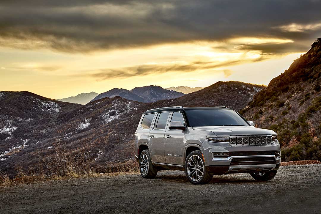 Le Jeep Grand Wagoneer 2022 gris garé dans les montagnes