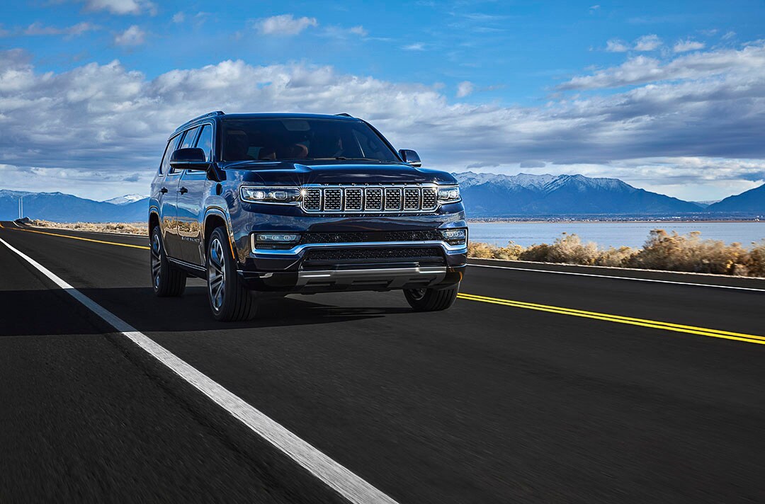 Le Jeep Grand Wagoneer Series III 2022 bleu roulant sur la route