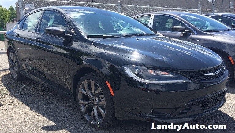 Chrysler 200 S 3 noir devant pres de Montreal Landry Auto.JPG