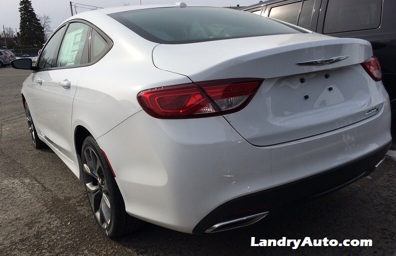 Chrysler 200 S 2 blanc dos disponible Laval Landry Auto.JPG