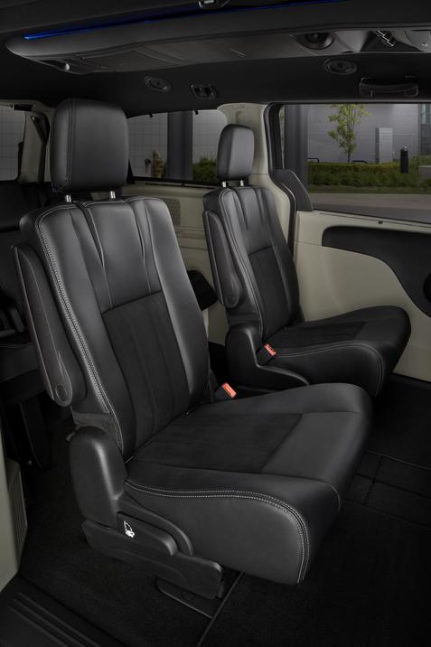 Landry Automobiles - Kia Sedona 2019 vs Dodge Grand Caravan 2018 - 1.1 - rive-nord montreal.jpg