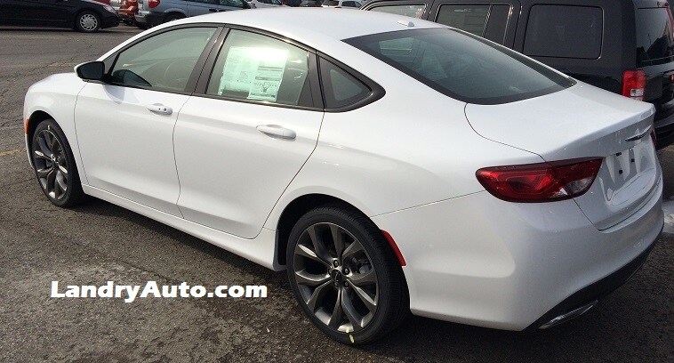 Chrysler 200 S blanc cote a vendre pres de Montreal Landry Auto.JPG