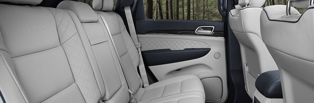 Grand Cherokee 2017 Laval Interieur.jpg