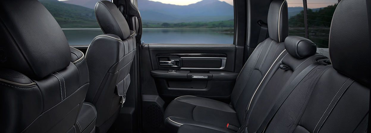RAM 1500 2017 Laval interieur.jpg