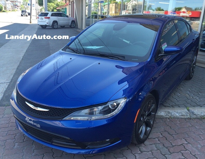 Chrysler 200 S 4 bleu concessionnaire Laval Landry Auto.JPG