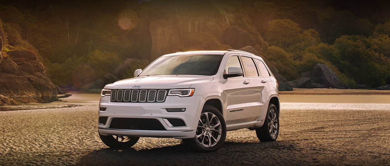 2020 Jeep Grand Cherokee in White parked by a beach 2020 Jeep Grand Cherokee in White parked by a beach