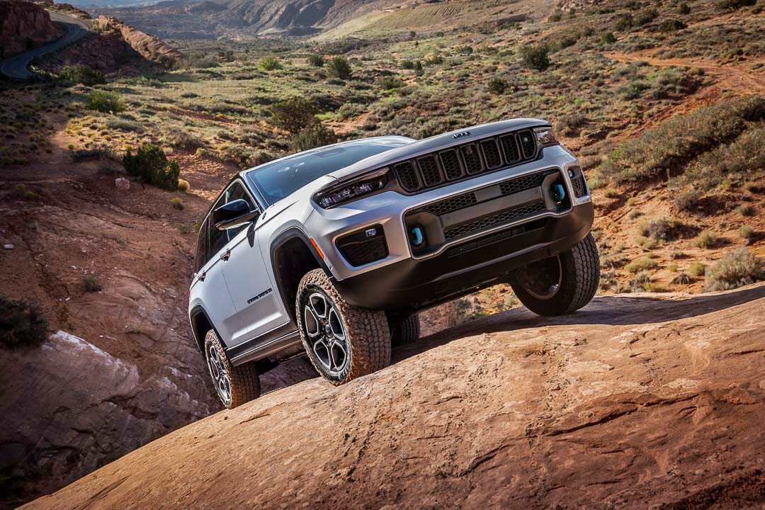 vue latérale avant du Jeep Grand Cherokee 4xe 2022 arrêté sur une pente rocheuse