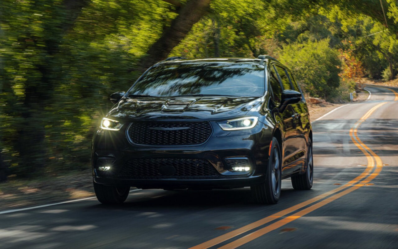 vue latérale avant d'une Chrysler Pacifica 2023 sur une route de campagne