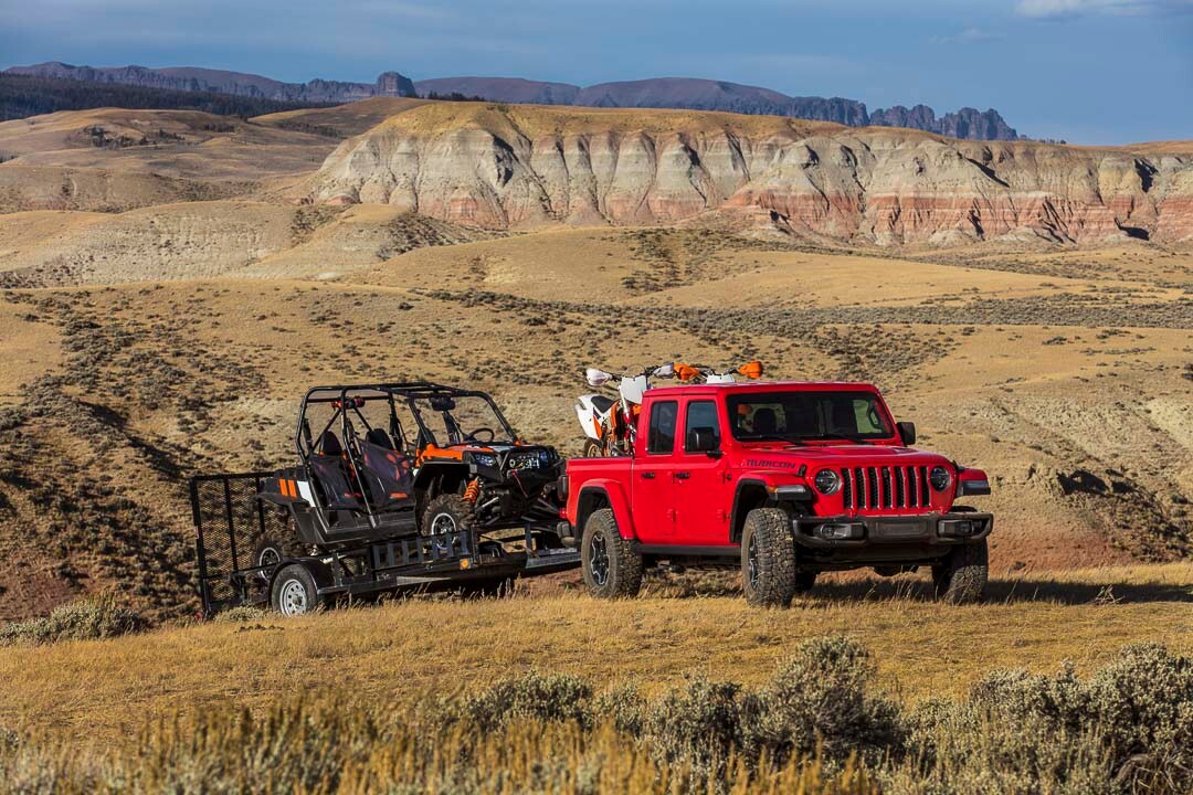 Jeep Gladiator 2022 chargé de deux motos et tirant une remorque