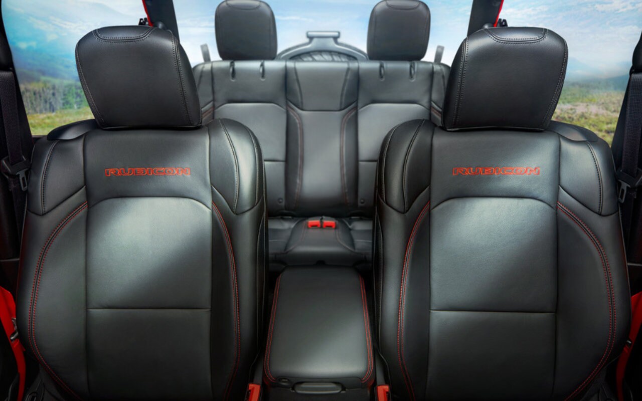 vue de l'habitacle arrière d'un Jeep Wrangler 2023