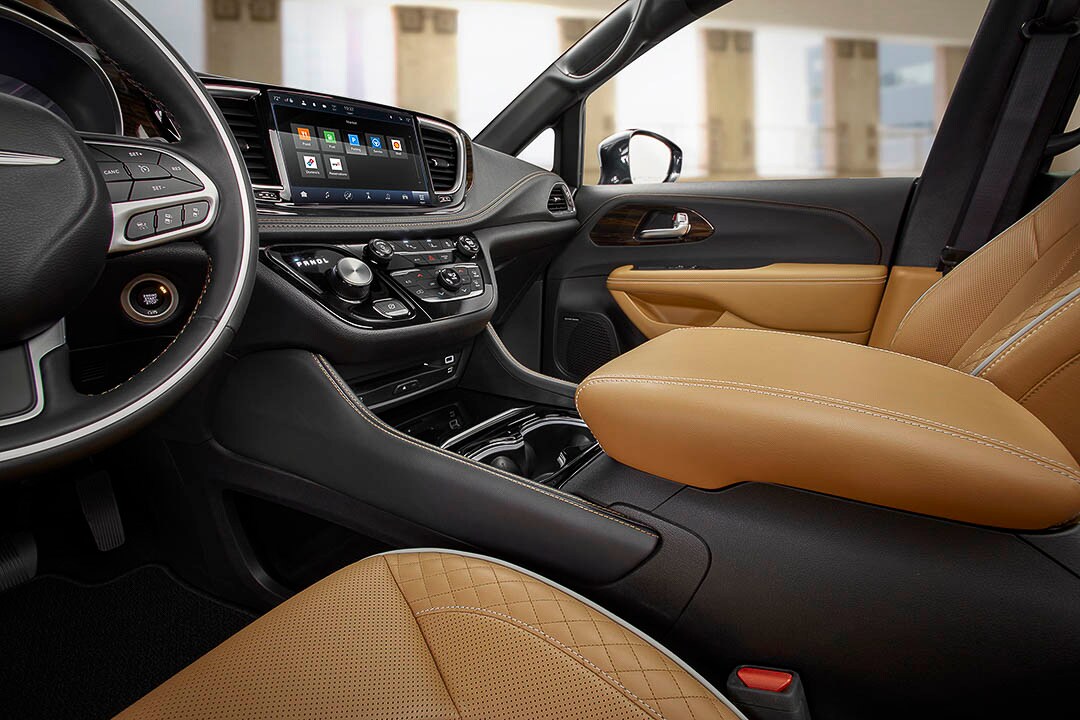 Intérieur avant de la Chrysler Pacifica 2021 incluant sa planche de bord avec toutes ses technologies