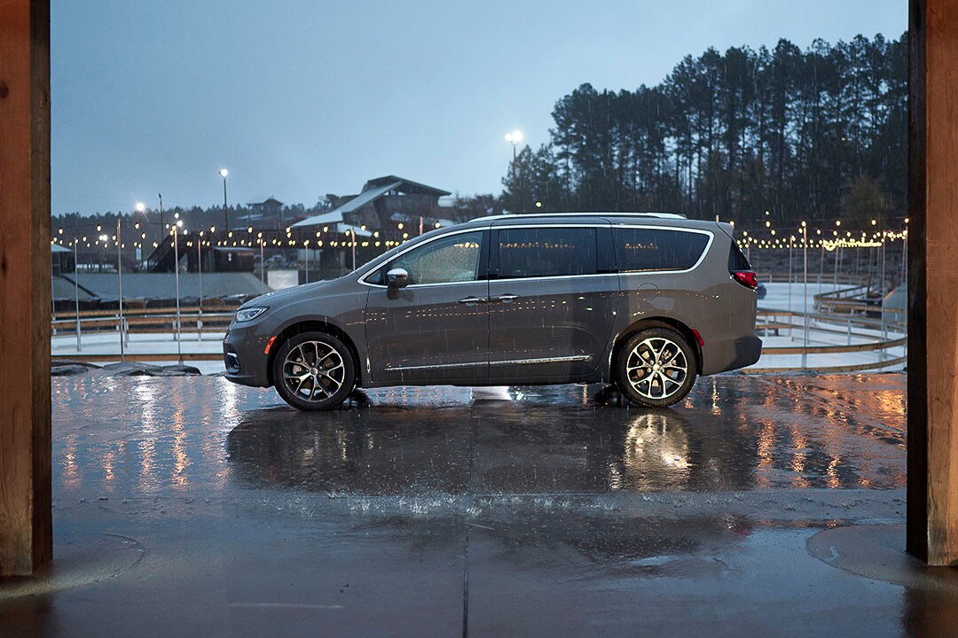 vue latérale de la Chrysler Pacifica 2022 avec la nouvelle couleur Silver Mist