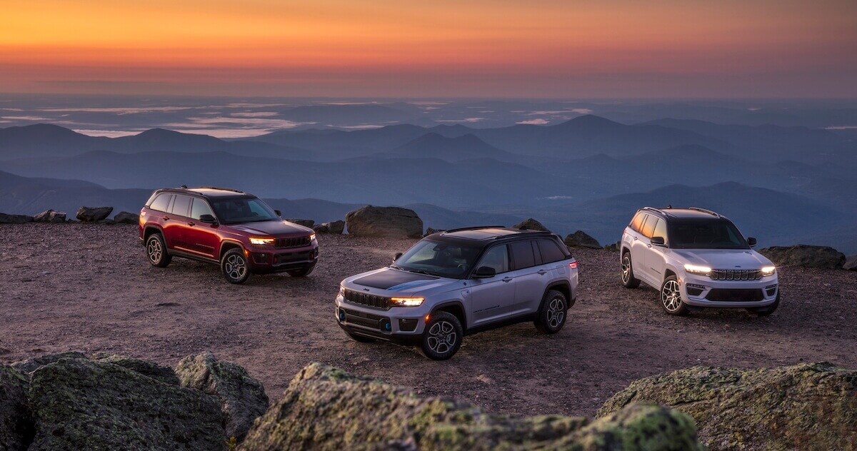 vue de trois modèles du Jeep Grand Cherokee 4xe 2022