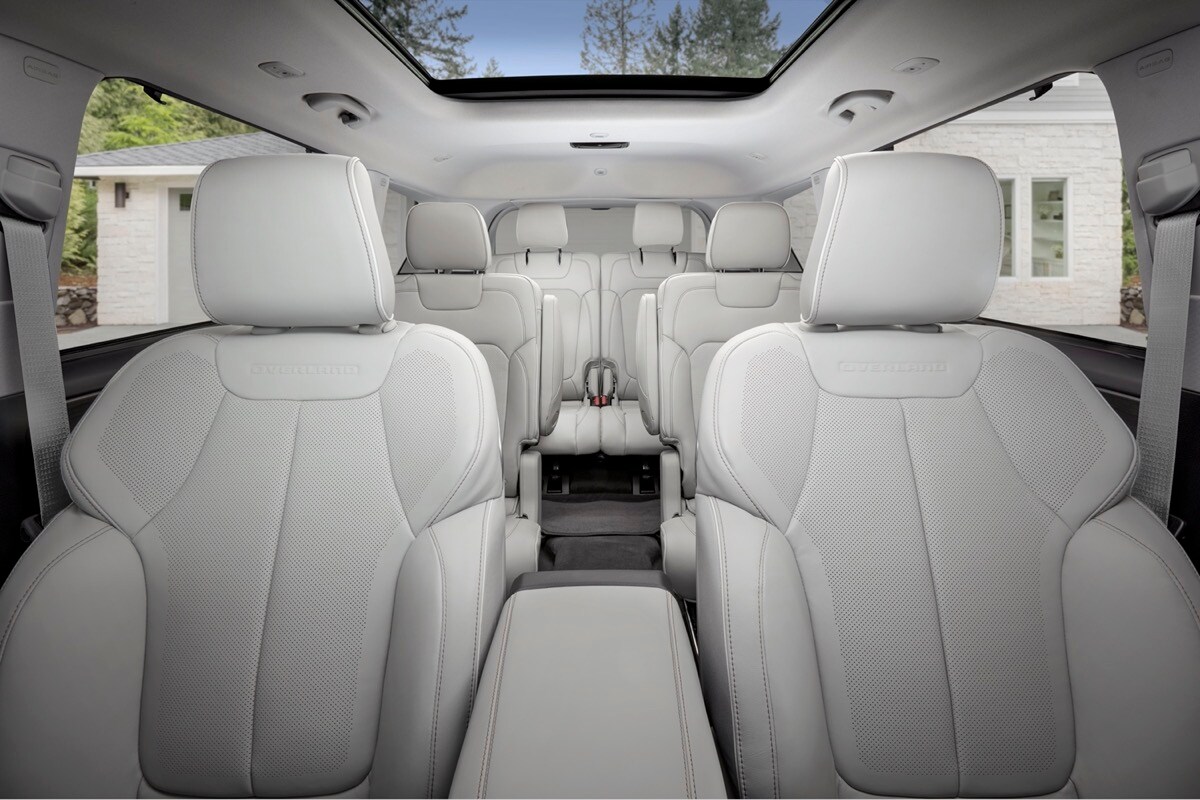 Habitacle à trois rangées du Jeep Grand Cherokee L Overland 2021 avec un toit panoramique à deux panneaux