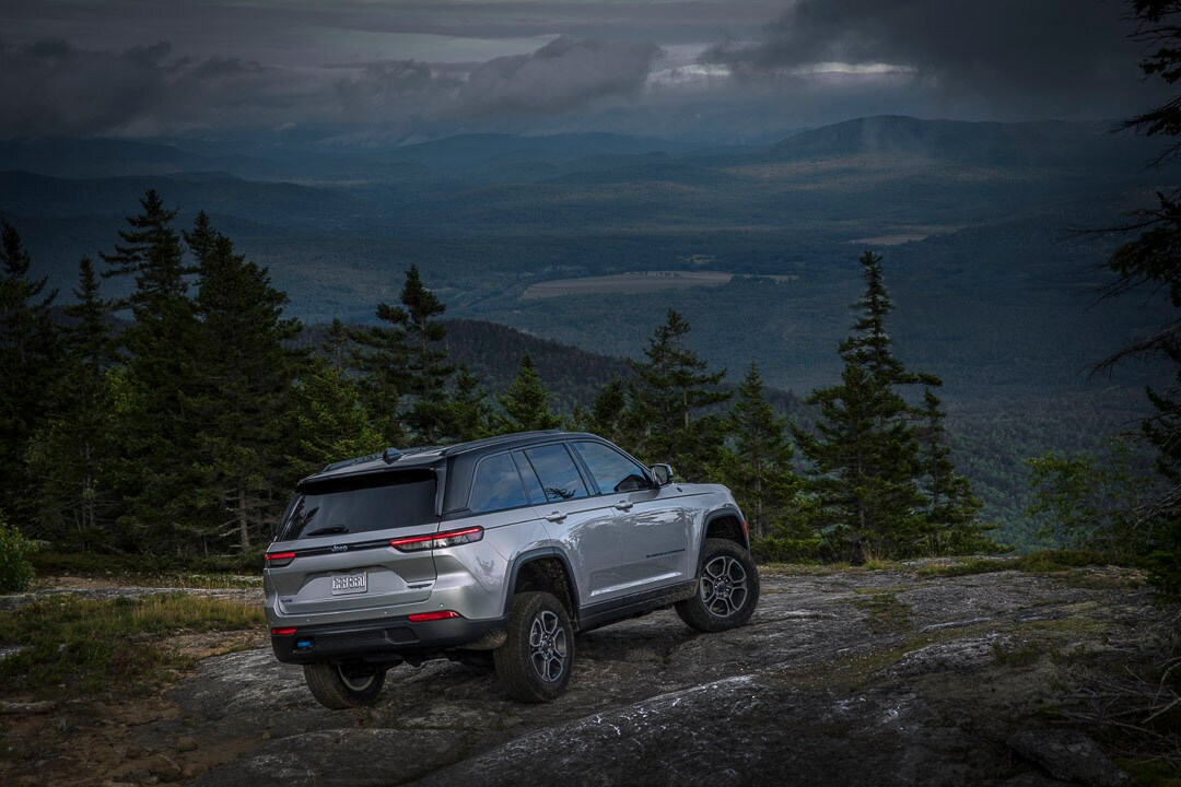 vue trois quart arrière du Jeep Grand Cherokee 4xe 2022