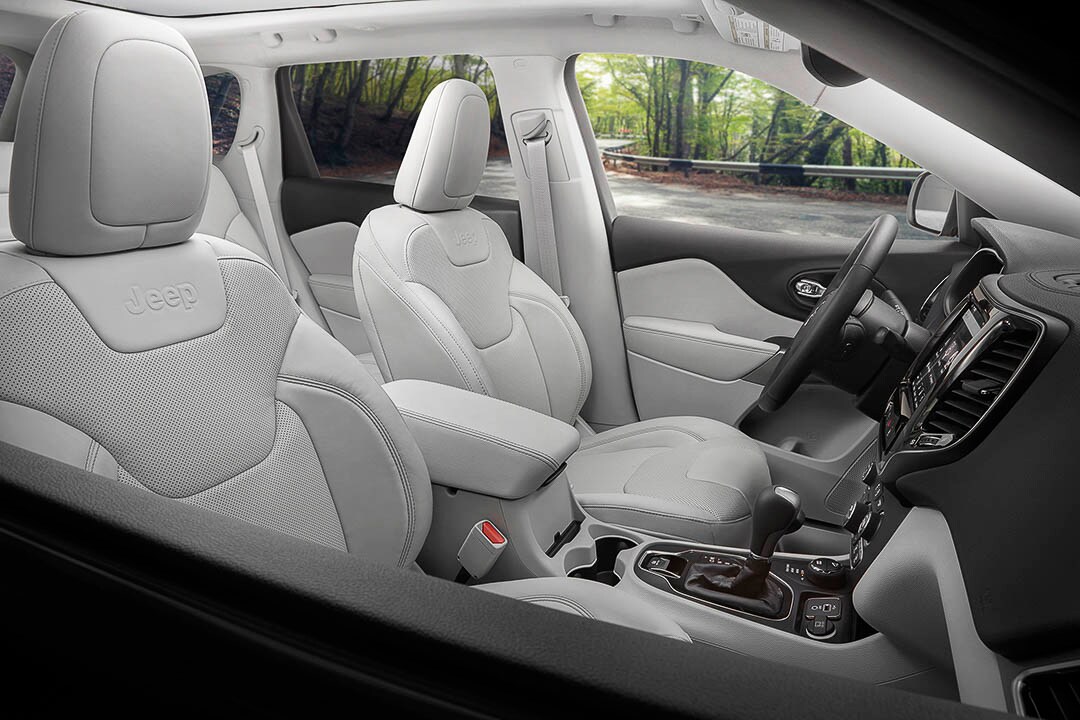 Perspective de vue passager avant de l'intérieur du Jeep Cherokee 2019-2021