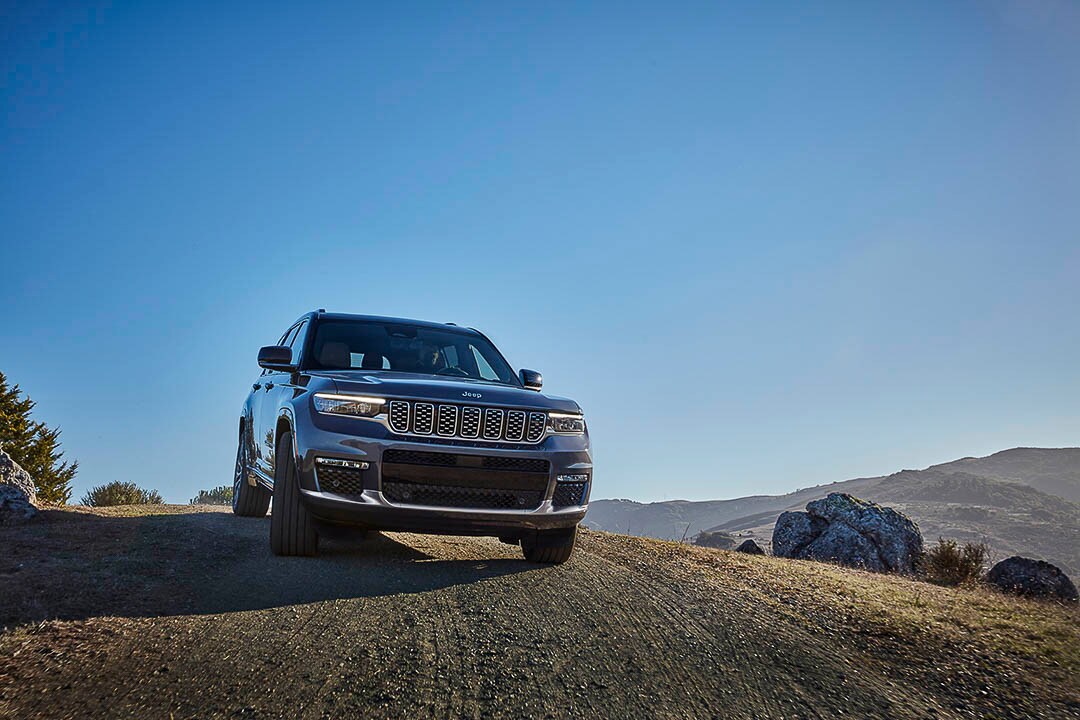 Le Jeep Grand Cherokee Summit Reserve 2021 roulant vers nous sur une route de terre battue