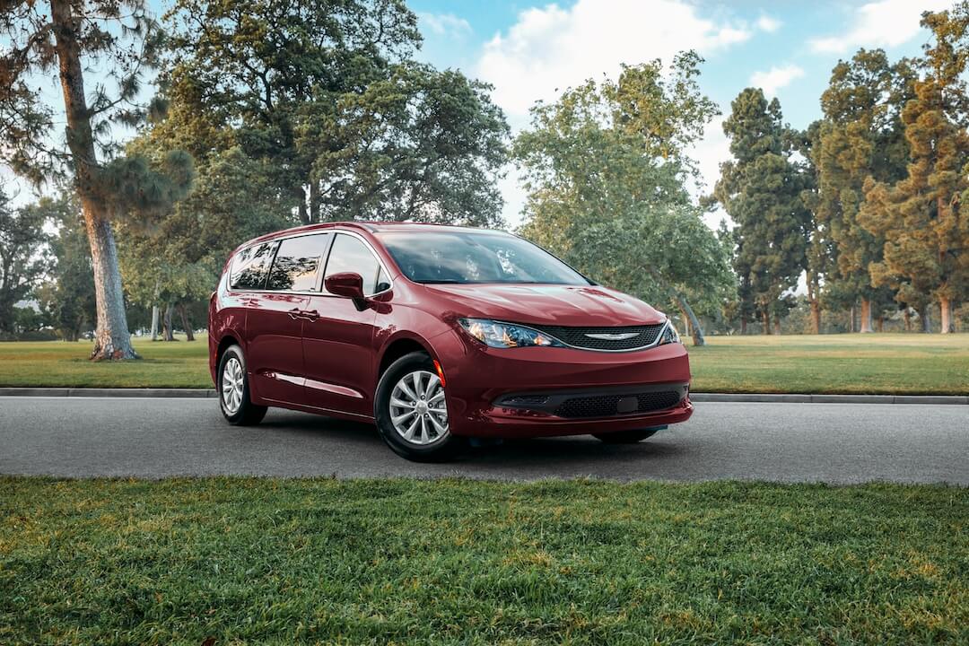 vue trois quart avant de la Chrysler Grand Caravan 2022
