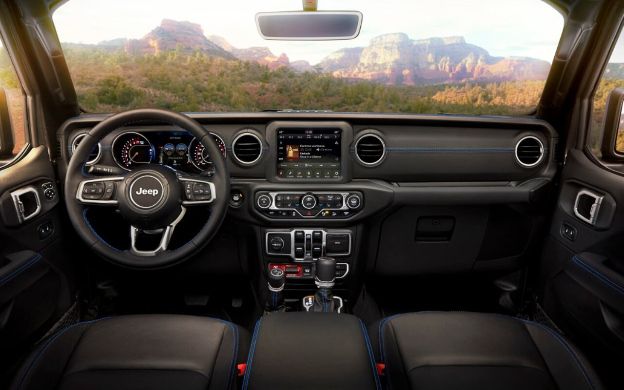 vue de l'habitacle d'un Jeep Wrangler 4xe 2023