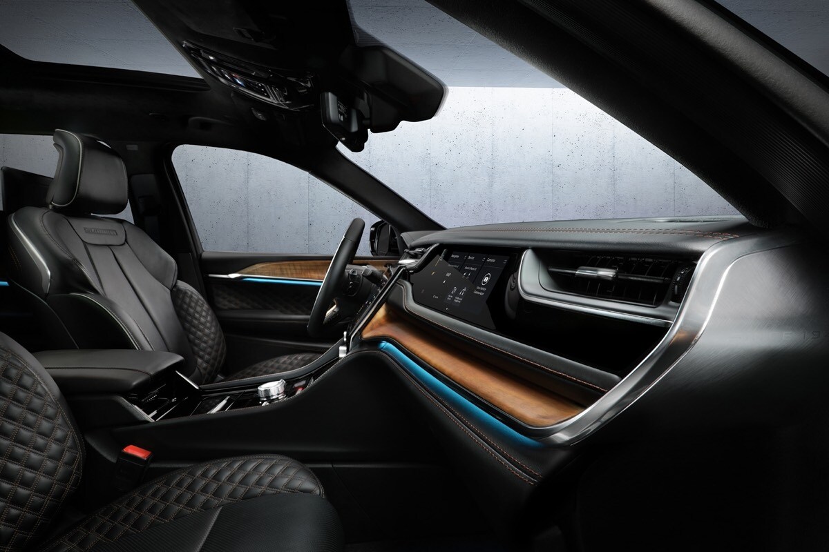 Vu du volant et du tableau de bord du Jeep Grand Cherokee 2022
