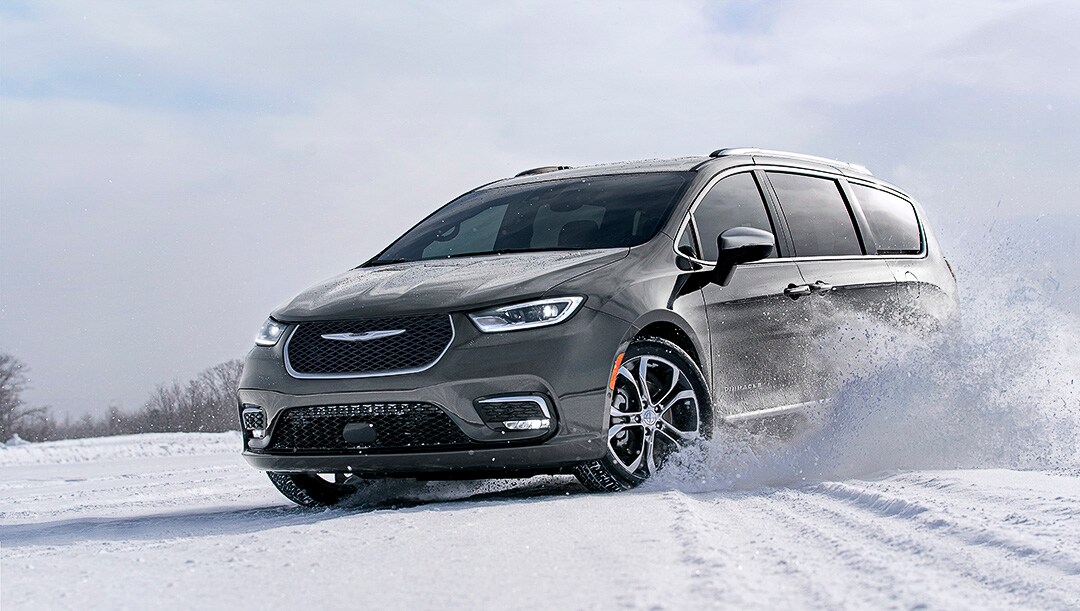 vue trois quart avant de la Chrysler Pacifica 2022 dans un dérapage contrôlé