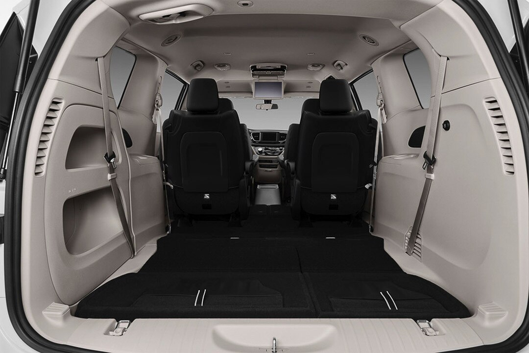 L'espace de rangement de la Chrysler Grand Caravan 2021 avec les sièges arrières rabattus