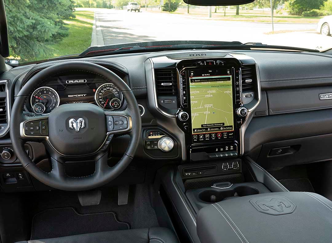 Cockpit avant du RAM 1500 Sport 2021 incluant sa planche de bord avec toutes ses technologies