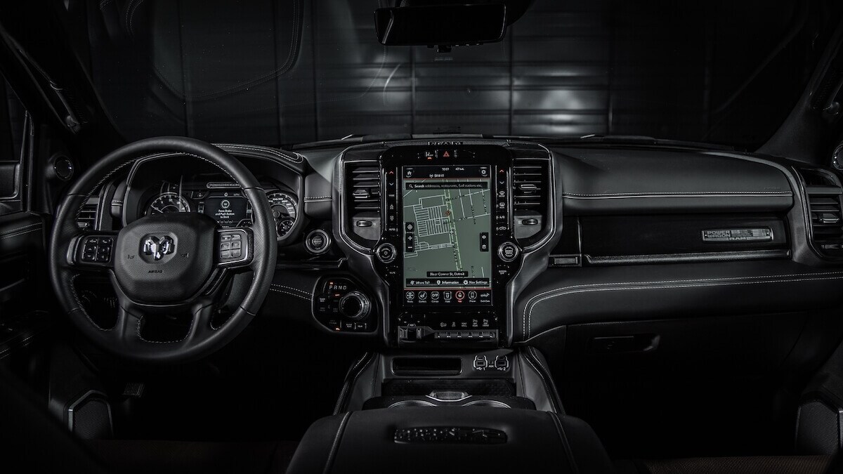 L'intérieur de l'édition 75e anniversaire du Ram Power Wagon 2021 incluant sa planche de bord