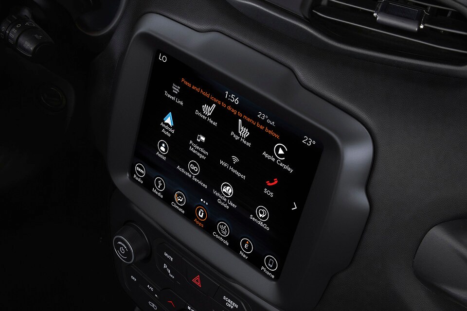 vue rapprochée de l'écran tactile de 8,4 pouces à bord du Jeep Renegade 2022