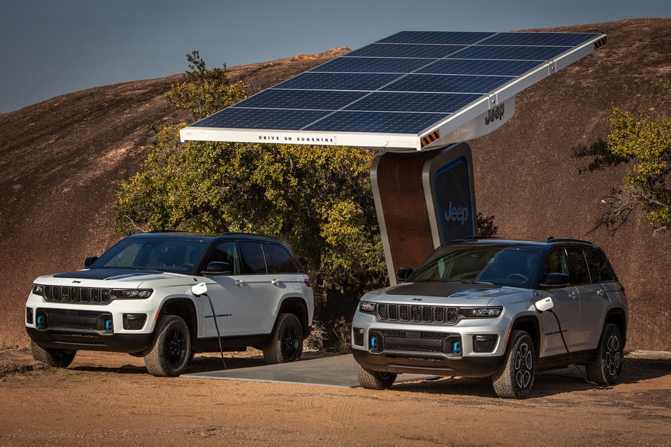 vue de deux Jeep Grand Cherokee 4xe 2023 sur des bornes de recharge