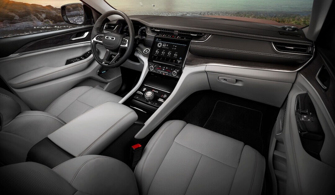 Front cabin of the 2021 Jeep Grand Cherokee L Overland including its dashboard with all its technologies