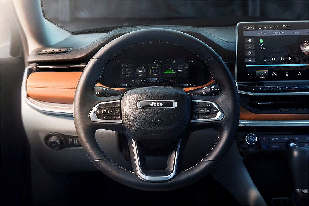 vue du volant et de l'écran conducteur à bord du Jeep Compass 2022
