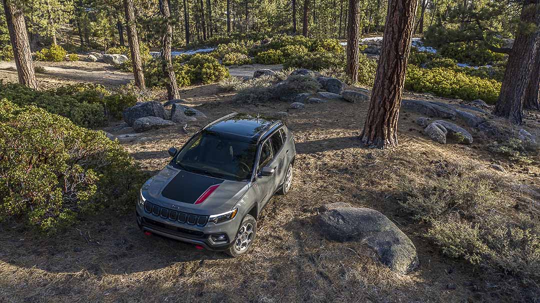 vue en contre-plongée du Jeep Compass 2022