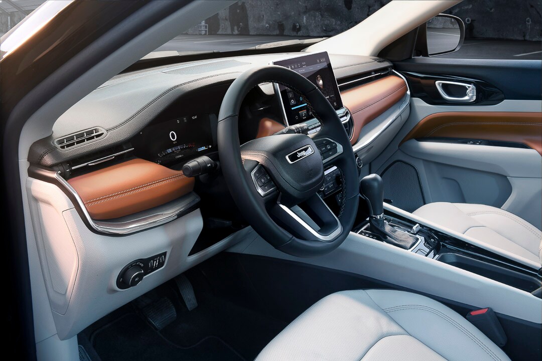 Vue côté conducteur de l'intérieur avant du Jeep Compass.