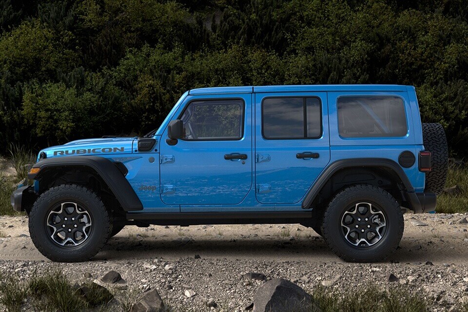 vue latérale d'un Jeep Wrangler 4xe 2023